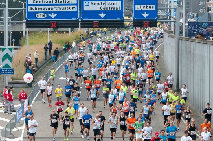 Deelnemers aan de Dam tot Damloop op de A10, richting Amsterdam Centraal